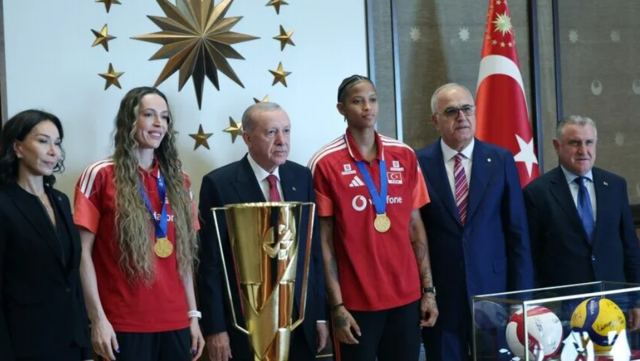 Cumhurbaşkanı Erdoğan, Şampiyon Milli Voleybolcuları Onurlandırdı