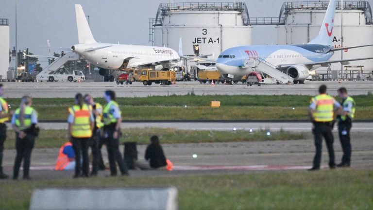 İklim aktivistleri dört Alman havaalanının pistlerine saldırarak protesto etti