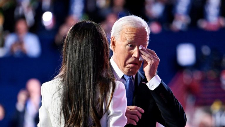 Görevini Harris’e devreden Biden, sahnede ağlayarak kızına uzun süre sarıldı