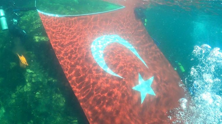 Dalgıçlar 30 Ağustos’u Fırat Nehri’nde kutladı