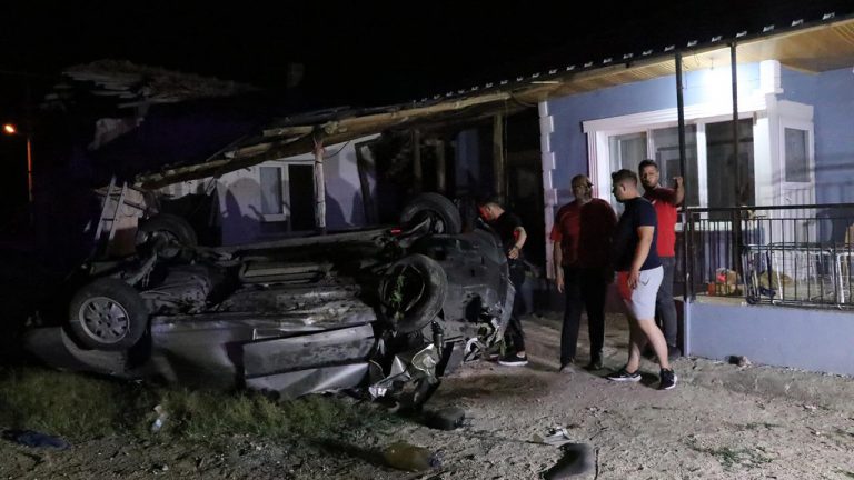 Kontrolden çıkan araç evin bahçesine girip devrildi: 1 ölü, 2 yaralı