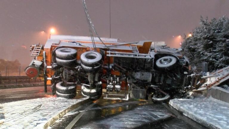 BeyKDUZU’da devrildi kar kürek kamyonu