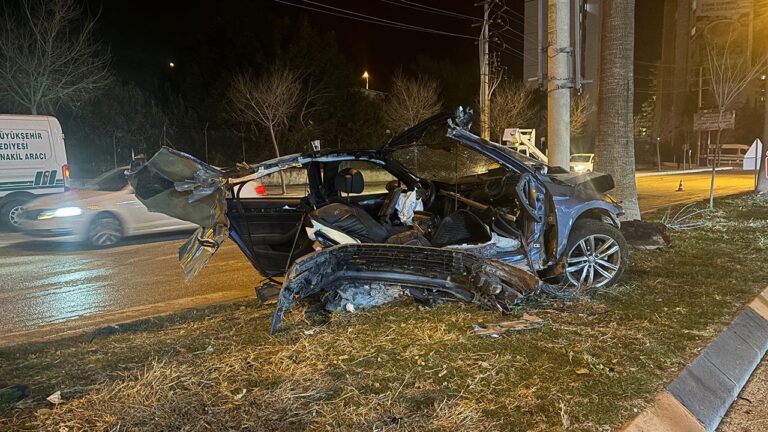 Ağaca çarpan araba ikiye ayrıldı, sürücü yaralandı