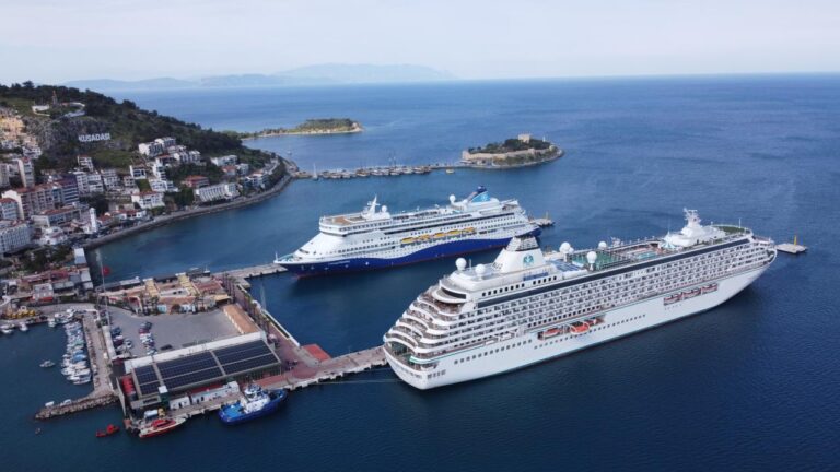 1657 turist 3 seyir ile Kuşadasi’ye geldi