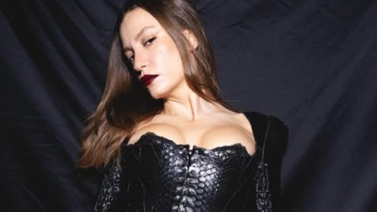 Serenay Sarıkaya kumların üzerinde poz verdi! Bikinili karelerine beğeni yağdı
